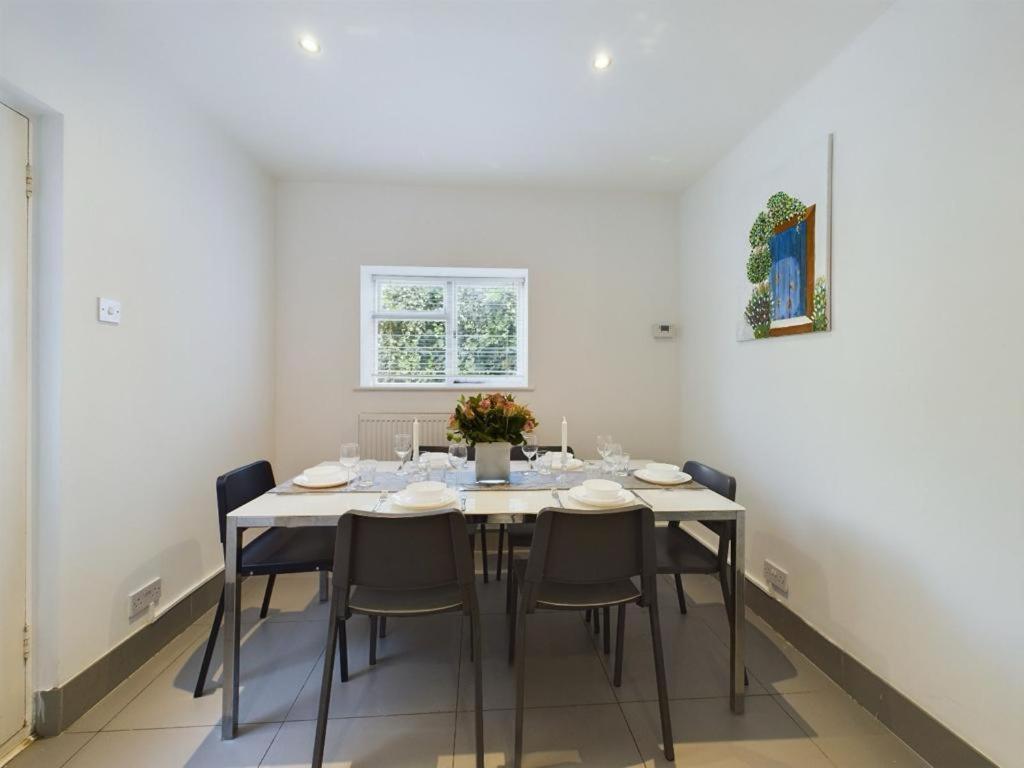 Luxury 4-Bedroom Modern Flat In Central London Steps From Station, Sleeps 9 In Style! Rom bilde